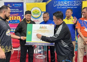 TUANKU Syed Faizuddin Putra Jamalullail berkenan merasmikan projek wakaf solar di 
Masjid Al-Mursyid, Guring, Pauh, Arau, Perlis hari ini.-UTUSAN