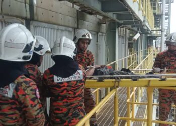 ANGGOTA bomba membawa turun Muhammad Firdaus Mazlan YANG terjatuh di sebuah pelantar berketinggian 84 meter di kawasan perindustrian Paka, Dungun, Terengganu. - IHSAN BOMBA DAN PENYELAMAT