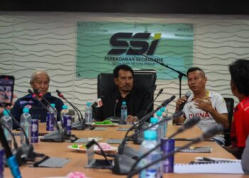 RAJA  Azlan Shah Raja Soib (tengah) pada sidang akhbar mengenai penganjuran Kejohanan Bola Sepak Jemputan Antarabangsa Bawah 12 di pejabat Perak FC di Ipoh hari ini. - UTUSAN