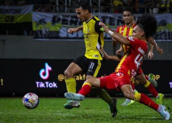 PEMAIN FC Perak, Wan Zack Haikal (kiri) diasak pemain Selangor FC, Sharul Nazeem Zulpakar dalam perlawanan Liga Super di Stadium Manjung hari ini. - UTUSAN/GAMBAR PERAK FC