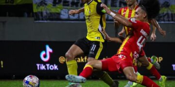 PEMAIN FC Perak, Wan Zack Haikal (kiri) diasak pemain Selangor FC, Sharul Nazeem Zulpakar dalam perlawanan Liga Super di Stadium Manjung hari ini. - UTUSAN/GAMBAR PERAK FC