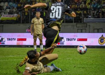 PEMAIN Perak FC, Luka Milunovic diasak pemain Sri Pahang FC dalam perlawanan suku akhir pertama Piala Malaysia di Stadium MP Manjung di Lumut semalam. - UTUSAN/IHSAN PERAK FC