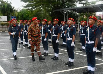 NOR Mahathir Muhammad memeriksa  perbarisan kehormat pada Majlis Perbarisan Kehormat Pengarah JBPM Negeri Terengganu di Kuala Terengganu, hari ini. - UTUSAN/PUQTRA HAIRRY ROSLI