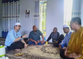 Ahmad Tarmizi Safar (dua kiri) berbual dengan Ahli Parlimen Sungai Petani, Mohamed Taufik Johari dan penduduk kampung semasa diziarahi di rumahnya di Kampung Padang Limau, Kota Kuala Muda di sini semalam.