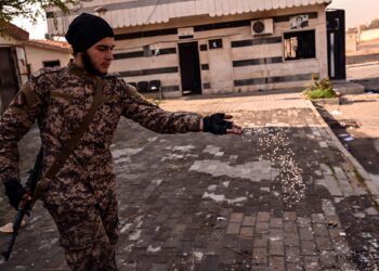 SEORANG pejuang Syria membuang pil Captagon yang dirampas di gudang berhampiran Lapangan Terbang Tentera Mazzeh di barat Damsyik, Syria.-AFP