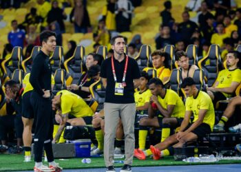 REAKSI kecewa jurulatih Harimau Malaya, Pau Marti Vicente dan barisan pemain negara apabila gagal mara ke peringkat separuh akhir selepas terikat 0-0 dengan Singapura dalam aksi terakhir kumpulan A Piala ASEAN 2024 di Stadium Nasional Bukit Jalil, kelmarin. Foto: SHIDDIEQIIN ZON