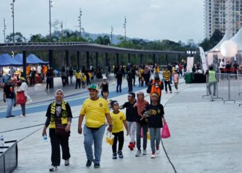 Suasana hambar di pekarangan stadium sebelum perlawanan Piala ASEAN Mitsubishi Electric (AMEC) 2024 Malaysia menentang Timor Leste, di Stadium Nasional Bukit Jalil, di sini hari ini.Foto: SHIDDIEQIIN ZON