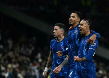 (Dari kiri) Enzo Fernandez, Levi Colwill dan Malo Gusto meraikan kemenangan Chelsea menewaskan Tottenham Hotspur dalam saingan Liga Perdana Inggeris di London, hari ini. - AFP