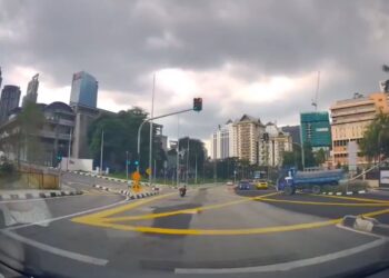 TANGKAP layar rakaman kamera papan pemuka sebuah kenderaan yang memaparkan lori tersebut mengundur sendiri di Jalan Bukit Pantai, Bangsar, di sini.