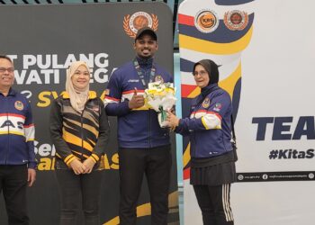 PESILAT negara, V. Thamaraj (dua dari kanan) ketika kepulangannya dari Kejohanan Pencak Silat Dunia edisi ke-20 di Abu Dhabi, Emiriah Arab Bersatu (UAE), semalam.