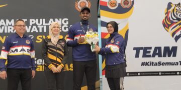 PESILAT negara, V. Thamaraj (dua dari kanan) ketika kepulangannya dari Kejohanan Pencak Silat Dunia edisi ke-20 di Abu Dhabi, Emiriah Arab Bersatu (UAE), semalam.