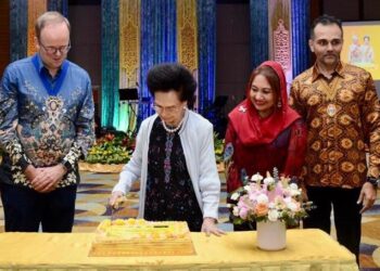 TUANKU Syed Sirajuddin Jamalullail dan Tuanku Tengku Fauziah Binti Almarhum Tengku Abdul Rashid berkenan berangkat menghadiri Majlis Santapan Sempena ‘Tuanku Fauziah Travelling Fellowship Dinner’ di salah sebuah hotel di Kangar baru-baru ini.-UTUSAN