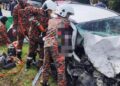 KEADAAN kereta dinaiki lapan sekeluarga selepas terlibat kemalangan dengan lori treler di Jalan Mersing Nitar - Felda Nitar 1 petang tadi.