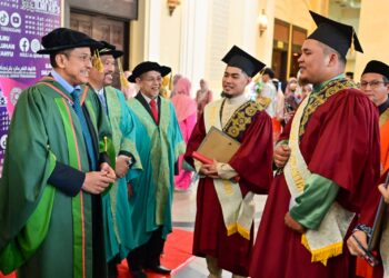 AHMAD Samsuri Mokhtar (kiri) beramah mesra bersama graduan selepas Majlis Imaratul Ilmi Ke-5 Kolej Al-Quran Terengganu di Pusat Konvokesyen Taman Tamadun Islam, Kuala Terengganu, hari ini. - UTUSAN/PUQTRA HAIRRY