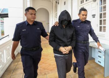 DEPUTI Superintenden Mohd. Nazri Abdul Razak di Mahkamah Tinggi Ipoh bagi perbicaraan kes bunuh yang dihadapinya. - UTUSAN/MUHAMAD NAZREEN SYAH MUSTHAFA