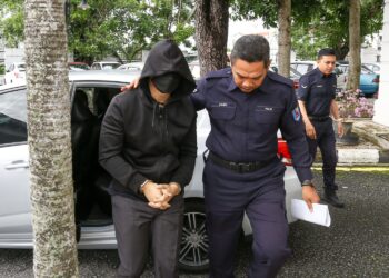 MOHD. Nazri Abdul Razak dibawa ke Mahkamah Tinggi Ipoh hari ini bagi perbicaraan kes bunuh yang beliau hadapi. - UTUSAN/MUHAMAD NAZREEN SYAH MUSTHAFA