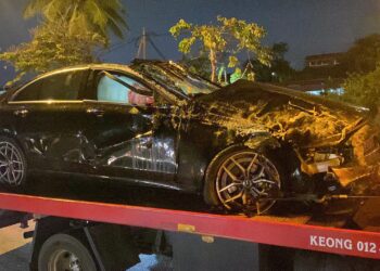 KENDERAAN Mercedes Benz yang terlibat kemalangan di Jalan Lencongan Barat, Alor Setar.