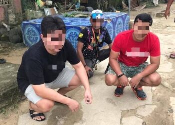 TIGA individu yang ditahan PGA selepas merentas sempadan Malaysia-Thailand menggunakan laluan tidak sah di pangkalan haram Jambu, Rantau Panjang, Kelantan. – IHSAN PGA