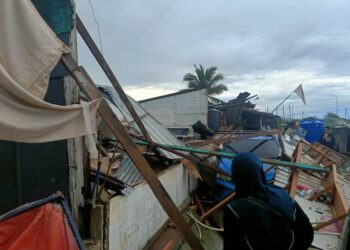 RUMAH yang rosak akibat kejadian angin kencang di Jalan Simunul, Semporna hari ini