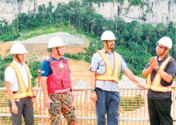 NIK Raisnan Daud (dua, kanan) meninjau kemajuan Projek Hidroelektrik Nenggiri di Kampung Star, Gua Musang, Kelantan. – UTUSAN/ AIMUNI TUAN LAH