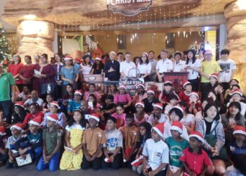 GOLONGAN kurang bernasib baik diraikan Matrix Concepts pada Program CSR Krismas Wild West 2024, di Bandar Sri Sendayan di sini, semalam.-UTUSAN/NUR SHARIEZA ISMAIL