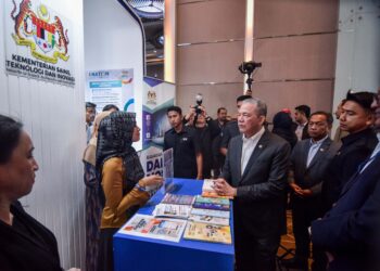 FADILLAH Yusof melawat pameran yang diadakan selepas merasmikan Sidang Kemuncak I-Nation di Kuala Lumpur, semalam.