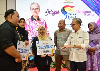 FAHMI Fadzil (dua, kanan) beramah mesra bersama pelajar yang menerima Bantuan Prihatin Pelajar UniSZA pada Program Jelajah Hawana 2024 di Kuala Nerus, Terengganu, hari ini. - UTUSAN/PUQTRA HAIRRY ROSLI