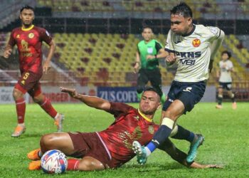 FAISAL Halim beraksi menentang Negeri Sembilan dalam aksi Liga Super di Stadium Tuanku Abdul Rahman, Paroi, Seremban kelmarin.-UTUSAN/MOHD. SHAHJEHAN MAAMIN