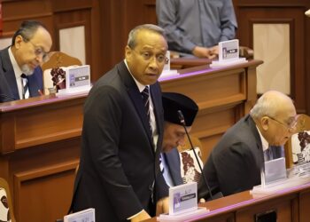 MOHAMMAD Fakhruddin Mohd. Ariff ketika menjawab soalan pada sidang Dewan Undangan Negeri (DUN) di Wisma Sri Pahang di Kuantan, Pahang.