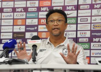 PENGENDALI Sri Pahang, Fandi Ahmad berang dengan mutu pengadilan ketika pasukannya berdepan JDT di Stadium Sultan Ibrahim, malam tadi.-UTUSAN/RAJA JAAFAR ALI