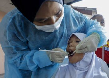 GIGI seorang  murid diperiksa dalam Program Generasi Sihat di Taman Medan, Petaling Jaya baru-baru ini. – UTUSAN/SHIDDIEQIIN ZON