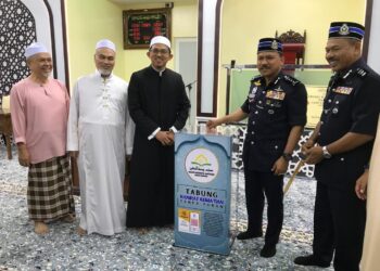 MOHD. Yusoff Mamat (dua dari kanan) melakukan gimik pelancaran tabung khairat kematian pada Program Imarah Masjid Bersama Komuniti di Masjid Raudahtul Muttaqin Kemumin Kota Bharu, Kelantan, hari ini. - UTUSAN/ ROSLIZA MOHAMED