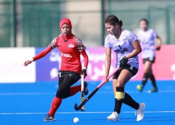 PEMAIN hoki remaja negara (kiri) cuba melepasi pemain Thailand ketika kedua-dua pasukan itu bertemu dalam aksi penentuan tempat kelima dan keenam di Stadium Hoki Oman, Muscat, kelmarin - Ihsan Asian Hockey Federation