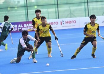 PEMAIN Pakistan mengasak kubu Malaysia dalam perlawanan Piala Remaja Asia 2024 di Muscat, Oman, kelmarin. Skuad negara akan menentang India dalam aksi separuh akhir hari ini. - IHSAN KONFEDERASI HOKI MALAYSIA