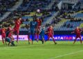 ISMAHEEL Akimade (tengah) melakukan tandukan ke gawang gol NSFC dalam perlawanan kedua suku akhir Piala Malaysia di Stadium Sultan Mizan Zainal Abidin, Kuala Nerus, Terengganu, malam ini. - UTUSAN/PUQTRA HAIRRY ROSLI