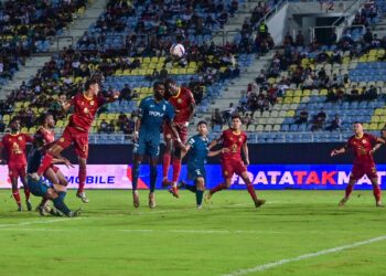 ISMAHEEL Akimade (tengah) melakukan tandukan ke gawang gol NSFC dalam perlawanan kedua suku akhir Piala Malaysia di Stadium Sultan Mizan Zainal Abidin, Kuala Nerus, Terengganu, malam ini. - UTUSAN/PUQTRA HAIRRY ROSLI