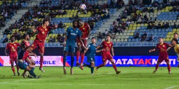 ISMAHEEL Akimade (tengah) melakukan tandukan ke gawang gol NSFC dalam perlawanan kedua suku akhir Piala Malaysia di Stadium Sultan Mizan Zainal Abidin, Kuala Nerus, Terengganu, malam ini. - UTUSAN/PUQTRA HAIRRY ROSLI