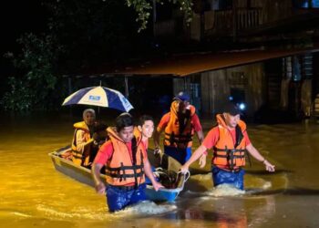 PASUKAN Angkatan Pertahanan Awam Malaysia (APM) menyelamatkan mangsa banjir di Jeli, Kelantan malam tadi. -IHSAN APM KELANTAN