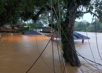 AIR Sungai Tembeling melimpah masuk menenggelamkan dataran perniagaan di Kampung Bantal, Ulu Tembeling Pahang - IHSAN PENDUDUK KAMPUNG BANTAL