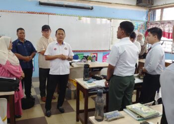 AZNAN Tamin (berdiri tengah) memberi kata-kata semangat kepada calon-calon SPM yang menduduki ujian lisan di SMK Tasek Utara, Johor Bahru.