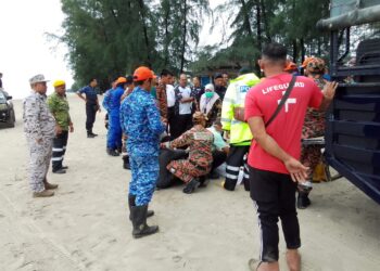 AHLI keluarga membuat pengecaman mayat mangsa sebaik sahaja ditemukan di Pantai Kampung Teko Ayer Merah, Kandis, Bachok, Kelantan. - UTUSAN/ROHANA MOHD. NAWI