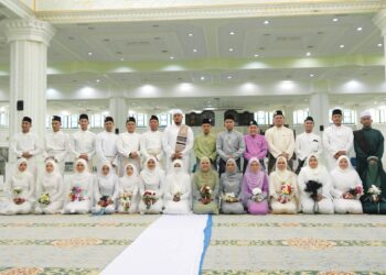 PASANGAN yang melangsungkan pernikahan pada Majlis Nikah Jamaie Syarie kali ke-6 di Masjid Sultan Idris Shah II, Ipoh, semalam. - UTUSAN/ZULFACHRI ZULKIFLI