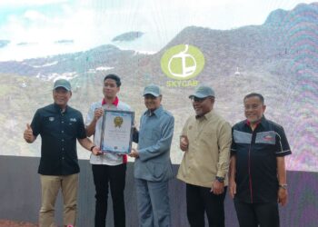 DR. MAHATHIR Mohamad (tengah) bersama sijil pengiktirafan yang diberikan wakil MBOR, Megat Faris Hussein Megat Muzzafar Shah (dua kiri) sambil turut disaksikan Abd. Manaf Majid (kanan) pada majlis di Oriental Village, Jalan Teluk Burau, Langkawi, hari ini.