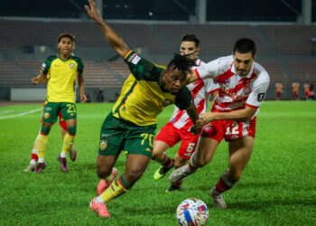 PENYERANG KDA FC, Ebenezer Assifuah diasak pertahanan KL City FC, Declan Lambert ketika kedua-dua pasukan itu bertemu dalam aksi timbal balik pusingan 16 Piala Malaysia di Stadium Bolasepak Kuala Lumpur, hari ini.