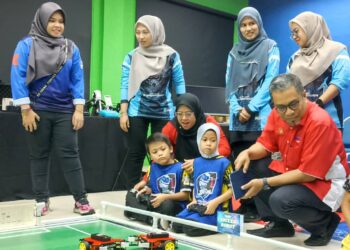 HANAFIAH Man (kanan) bersama murid tabika Kemas pada Program Perjumpaan Dato Ketua Pengarah bersama staf Kemas negeri Perak di Gopeng hari ini. - UTUSAN