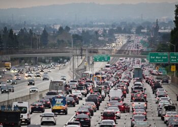 TRAFIK sesak ketika waktu puncak di lebuh raya Los Angeles di Alhambra, California.-AFP