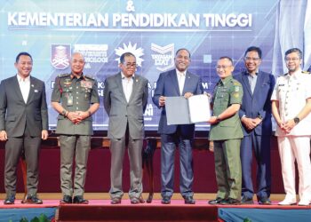 MOHAMED Khaled Nordin dan Menteri Pendidikan Tinggi, Datuk Seri Dr. Zambry Abd Kadir (empat kanan) menyerahkan surat tawaran kepada wakil peserta program WBL di Kuala Lumpur, semalam.