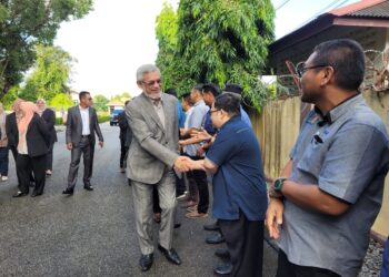 KHALID Abdul Samad  bersalaman dengan warga Lembaga Kemajuan Pertanian Kemubu (KADA) ketika tiba di ibu pejabat agensi itu di Kota Bharu, Kelantan hari ini. - UTUSAN/MUSTAQIM MOHAMED