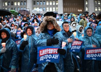 PENUNJUK perasaan menyalakan lilin ketika menyertai protes untuk menggulingkan Suk Yeol di tangga bangunan Dewan Negara di Seoul, Korea Selatan.-AFP