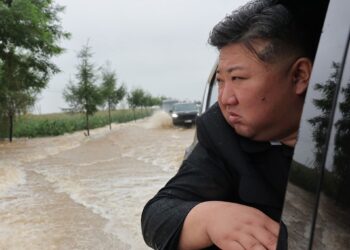 GAMBAR oleh media kerajaan menunjukkan pemimpin Korea Utara, Kim Jong-un meninjau keadaan banjir.- AGENSI